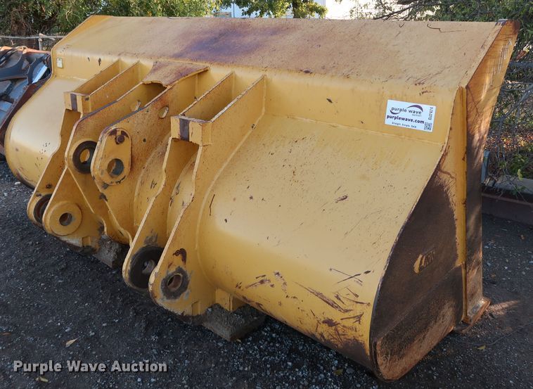 image for item DJ2424 Paladin 744k  loader bucket