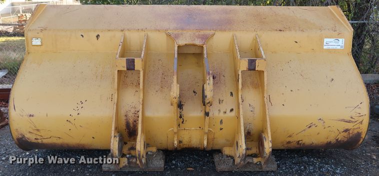 image for item DJ2424 Paladin 744k  loader bucket