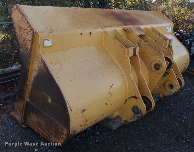 image for item DJ2424 Paladin 744k  loader bucket