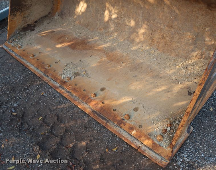 image for item DJ2424 Paladin 744k  loader bucket