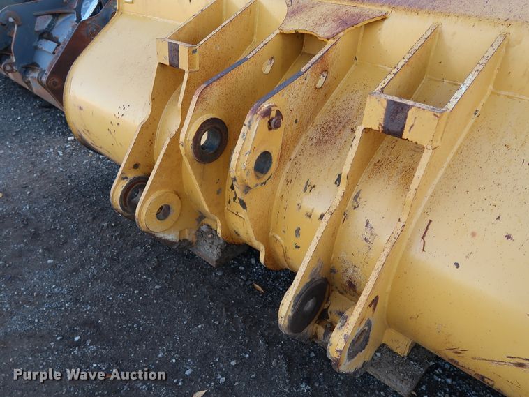 image for item DJ2424 Paladin 744k  loader bucket