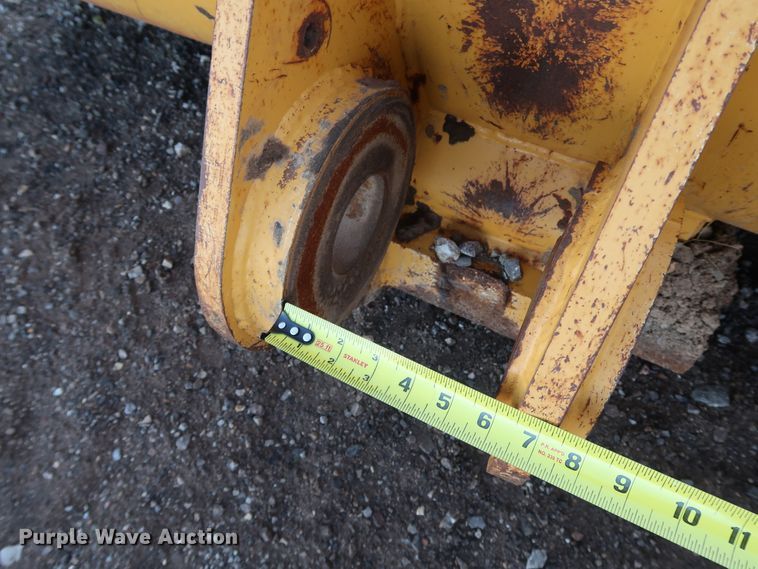 image for item DJ2424 Paladin 744k  loader bucket