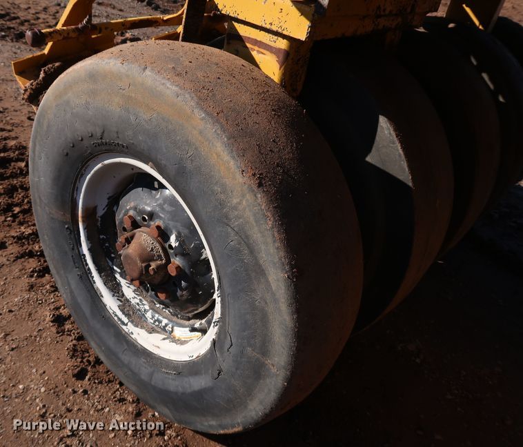 image for item DJ2429 1999 Caterpillar PS-150B  pneumatic roller