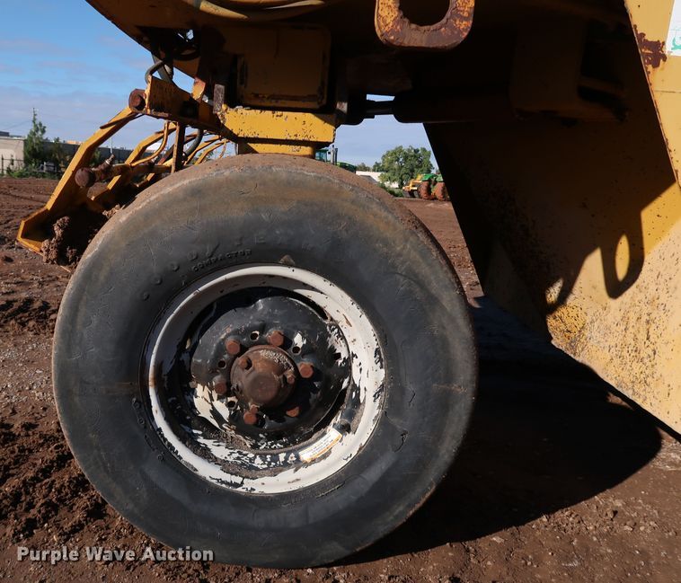 image for item DJ2429 1999 Caterpillar PS-150B  pneumatic roller