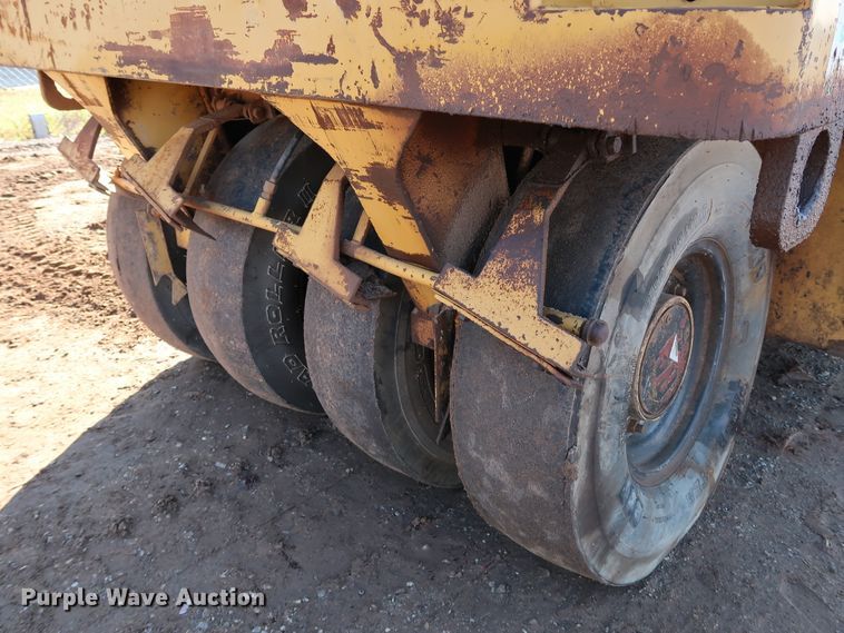 image for item DJ2429 1999 Caterpillar PS-150B  pneumatic roller