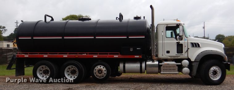 image for item DJ7421 2013 Mack Granite GU713  vacuum truck