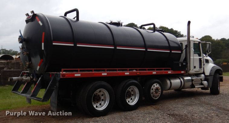 image for item DJ7421 2013 Mack Granite GU713  vacuum truck
