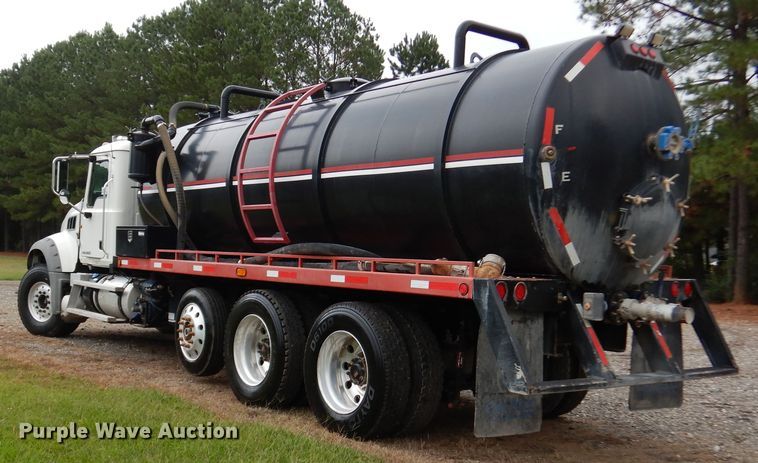 image for item DJ7421 2013 Mack Granite GU713  vacuum truck