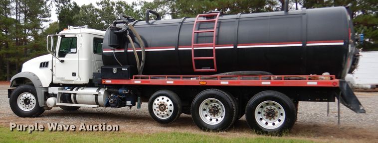 image for item DJ7421 2013 Mack Granite GU713  vacuum truck