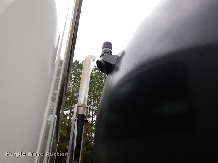 image for item DJ7421 2013 Mack Granite GU713  vacuum truck