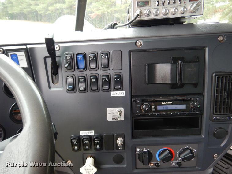 image for item DJ7421 2013 Mack Granite GU713  vacuum truck