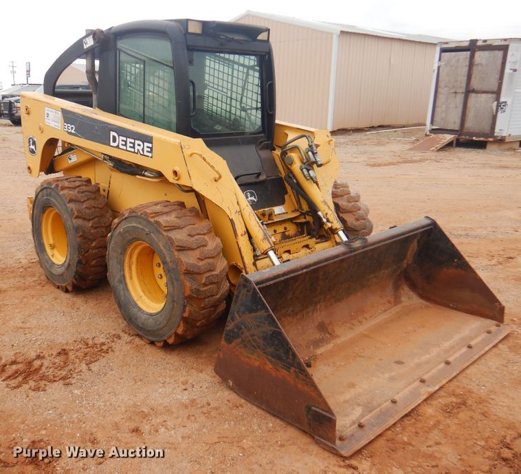 image for item DJ7535 2006 John Deere 332  skid steer loader