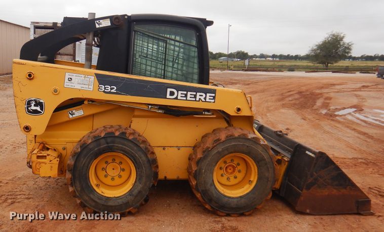 image for item DJ7535 2006 John Deere 332  skid steer loader