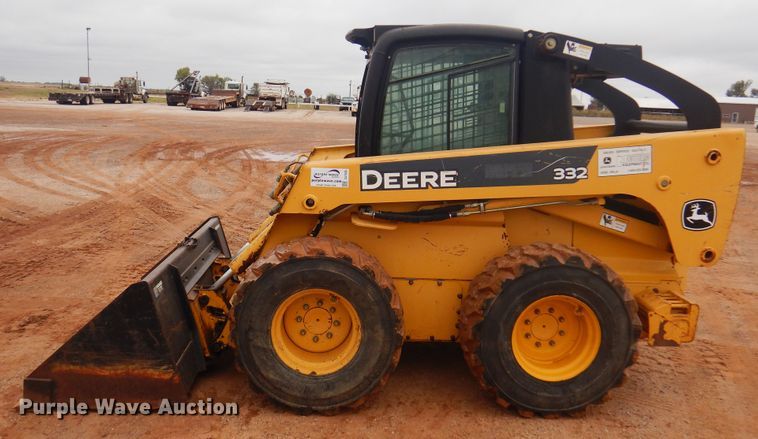 image for item DJ7535 2006 John Deere 332  skid steer loader