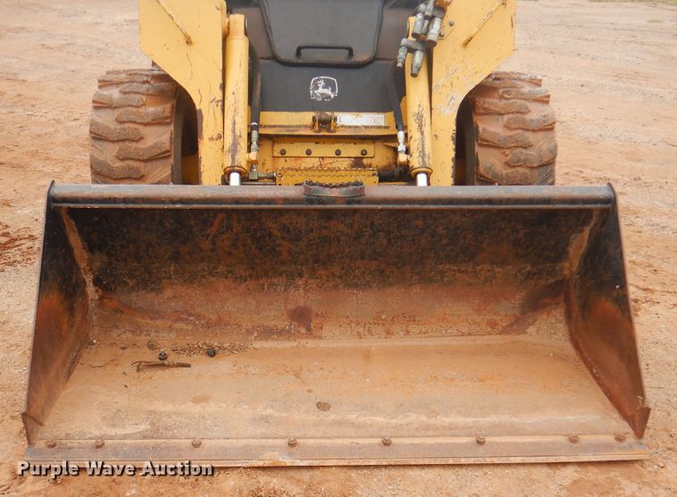 image for item DJ7535 2006 John Deere 332  skid steer loader