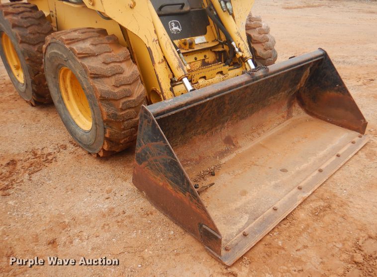 image for item DJ7535 2006 John Deere 332  skid steer loader