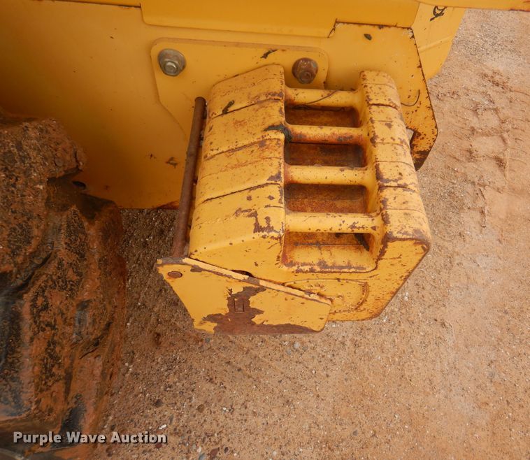 image for item DJ7535 2006 John Deere 332  skid steer loader