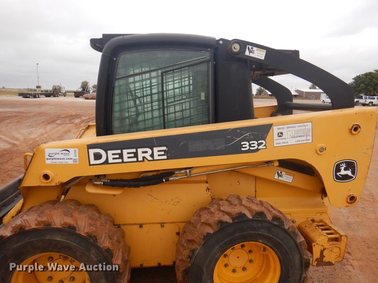 image for item DJ7535 2006 John Deere 332  skid steer loader