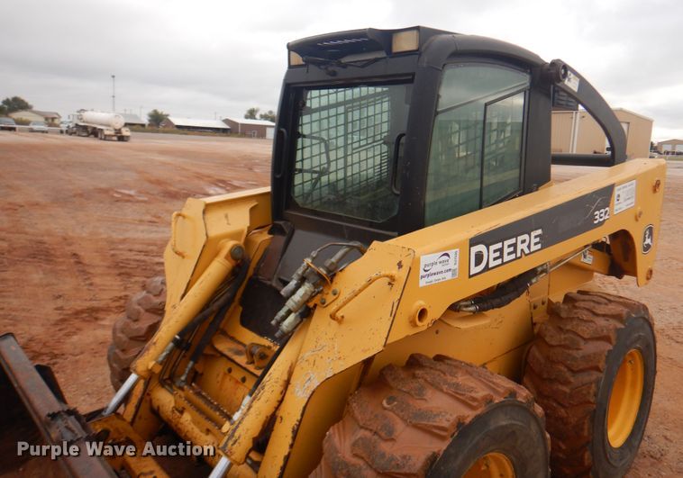 image for item DJ7535 2006 John Deere 332  skid steer loader
