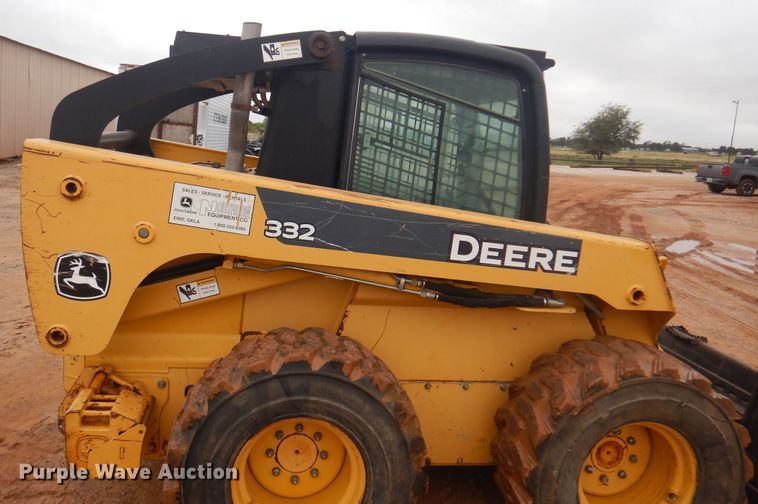 image for item DJ7535 2006 John Deere 332  skid steer loader