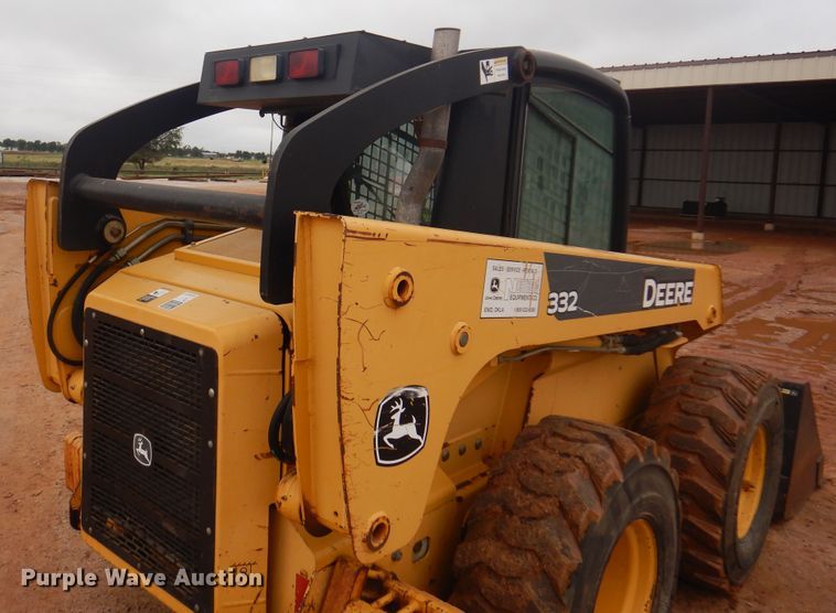 image for item DJ7535 2006 John Deere 332  skid steer loader