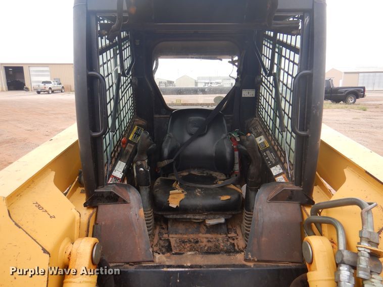 image for item DJ7535 2006 John Deere 332  skid steer loader