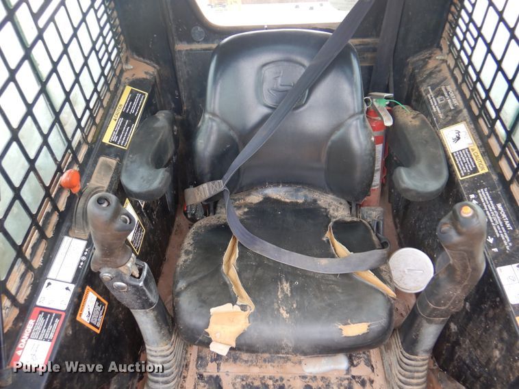 image for item DJ7535 2006 John Deere 332  skid steer loader