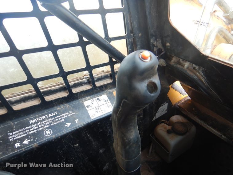 image for item DJ7535 2006 John Deere 332  skid steer loader