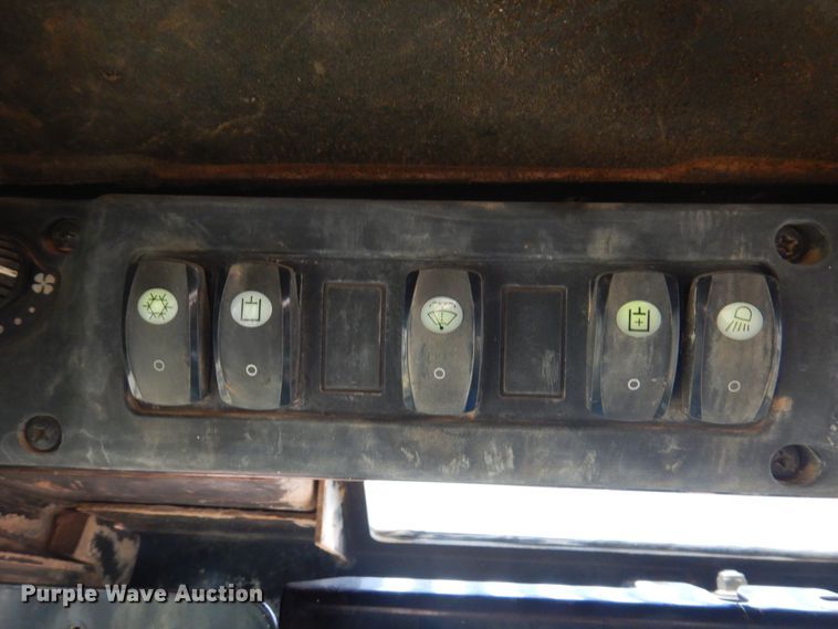 image for item DJ7535 2006 John Deere 332  skid steer loader