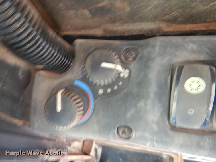 image for item DJ7535 2006 John Deere 332  skid steer loader