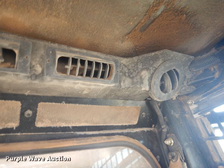 image for item DJ7535 2006 John Deere 332  skid steer loader