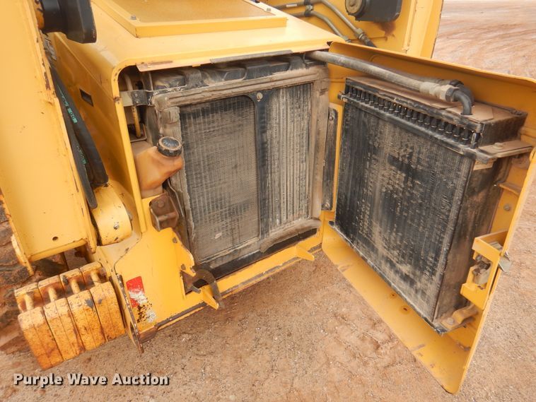 image for item DJ7535 2006 John Deere 332  skid steer loader