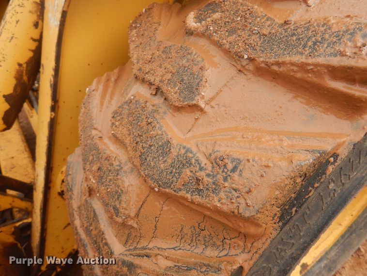 image for item DJ7535 2006 John Deere 332  skid steer loader