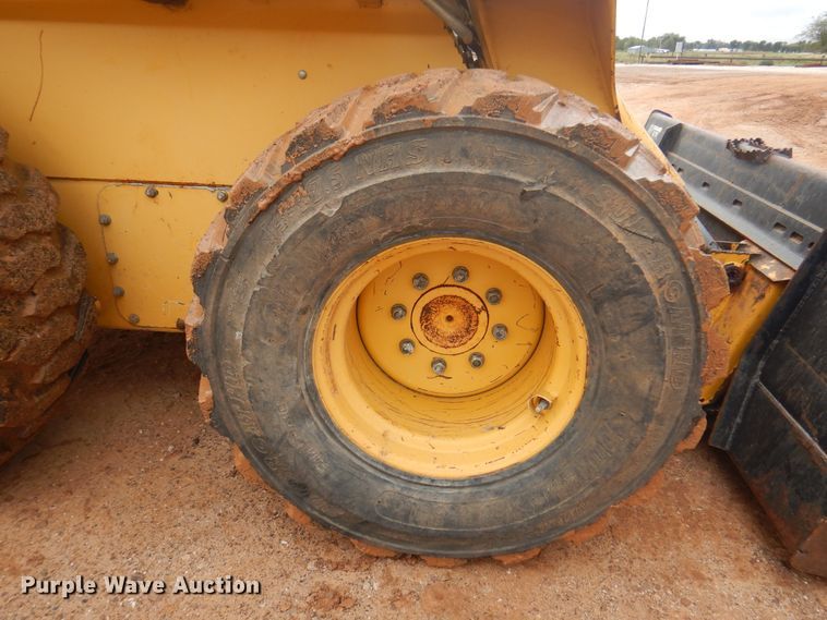 image for item DJ7535 2006 John Deere 332  skid steer loader