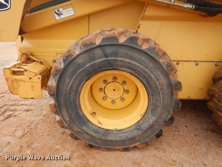 image for item DJ7535 2006 John Deere 332  skid steer loader