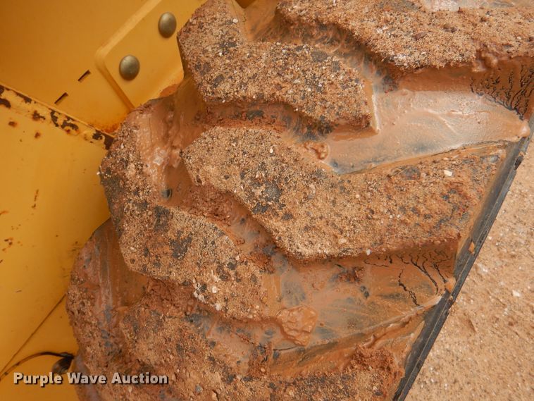 image for item DJ7535 2006 John Deere 332  skid steer loader