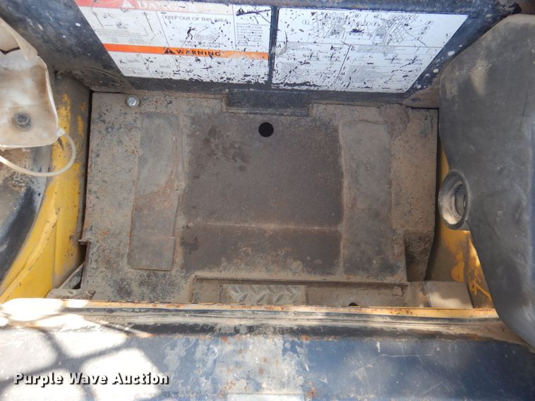 image for item DK1338 2004 Komatsu SK1020T  skid steer loader