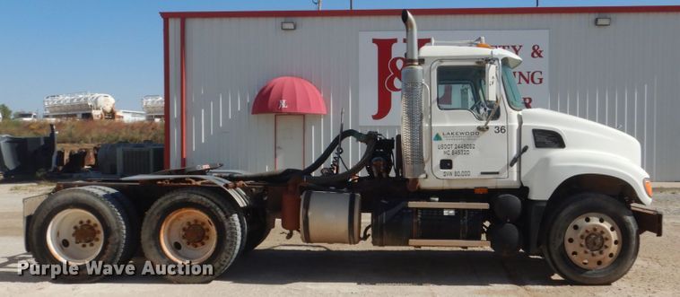 image for item DL6122 2003 Mack CV713  semi truck