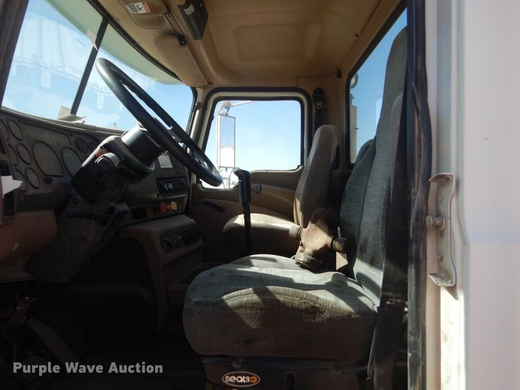 image for item DL6122 2003 Mack CV713  semi truck