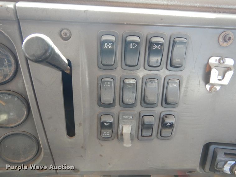 image for item DL6122 2003 Mack CV713  semi truck