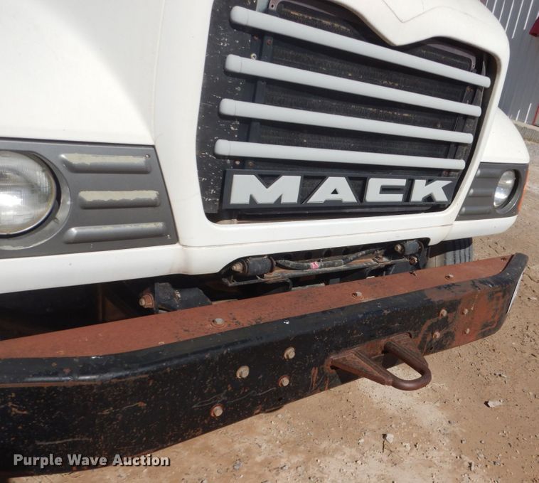 image for item DL6122 2003 Mack CV713  semi truck