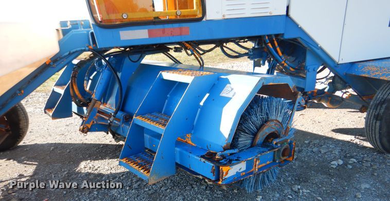 image for item HT9495 2003 Rosco RB-48  broom