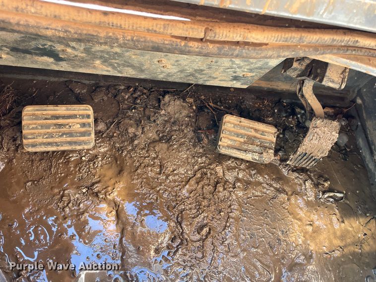 image for item II9482 2016 Takeuchi TL12V-2  tracked skid steer loader