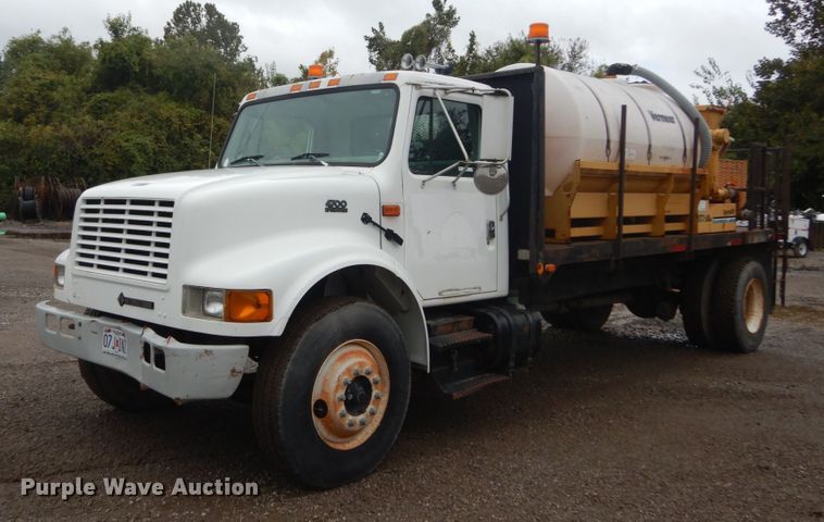 image for item IV9503 2001 International 4700  flatbed truck with mud mixer