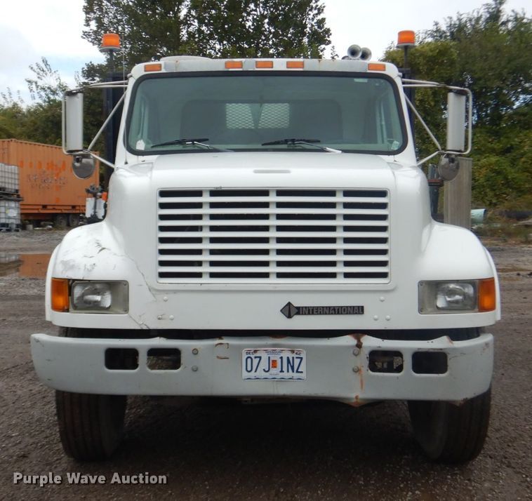 image for item IV9503 2001 International 4700  flatbed truck with mud mixer