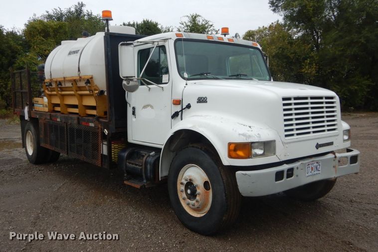 image for item IV9503 2001 International 4700  flatbed truck with mud mixer