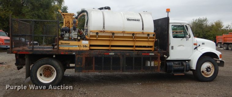 image for item IV9503 2001 International 4700  flatbed truck with mud mixer