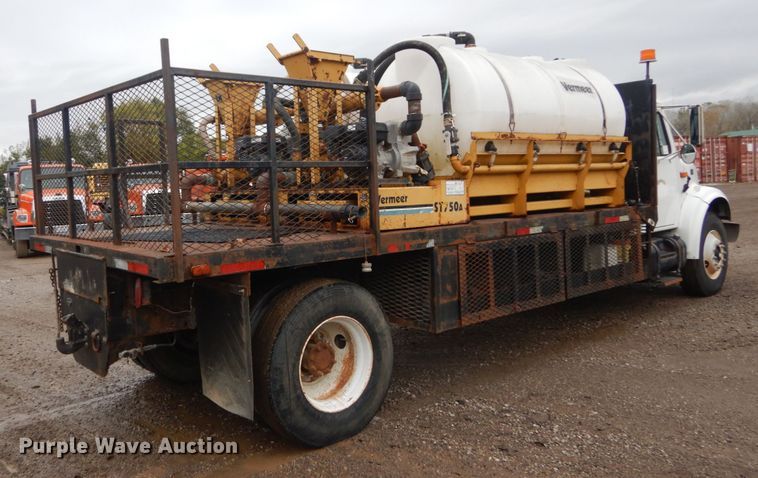 image for item IV9503 2001 International 4700  flatbed truck with mud mixer
