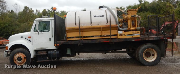 image for item IV9503 2001 International 4700  flatbed truck with mud mixer