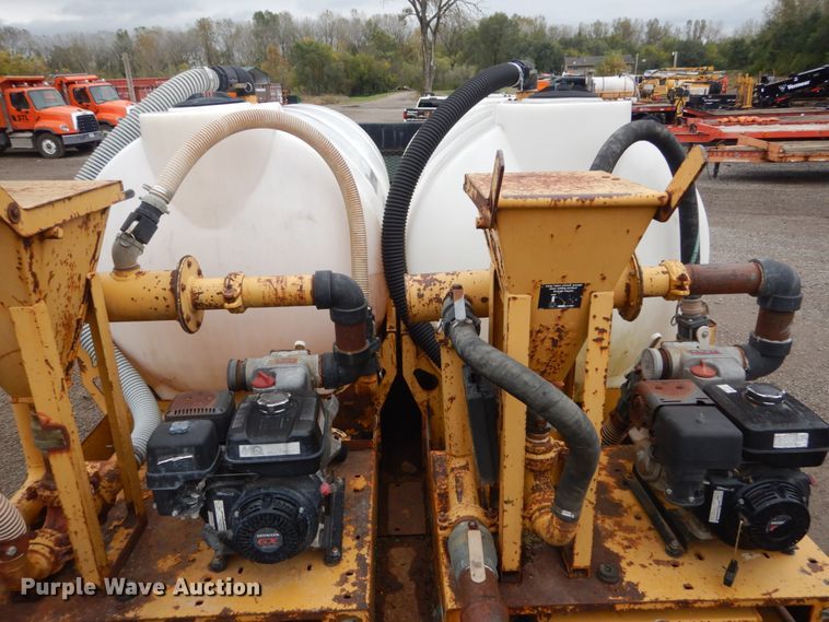 image for item IV9503 2001 International 4700  flatbed truck with mud mixer